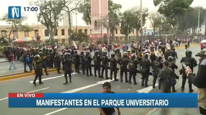 Policías bloquean el acceso hacia la avenida Abancay frente al parque Universitario - Foto: Captura Canal N