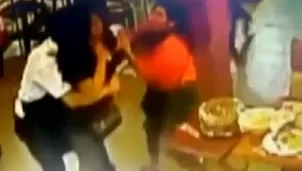 Mozo venezolano salvó de morir a cliente. Foto: captura de video