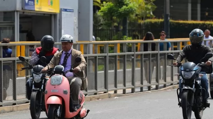 Hacer taxi en moto lineal es ilegal. Foto: Andina Hacer taxi en moto lineal es ilegal. Foto: Andina