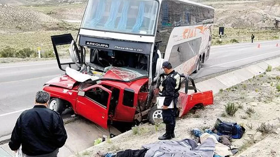 Choque de camioneta contra bus dejó un muerto en la Panamericana Sur
