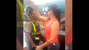 Mujer agresora de policía en el aeropuerto Jorge Chávez. Imagen: El Comercio