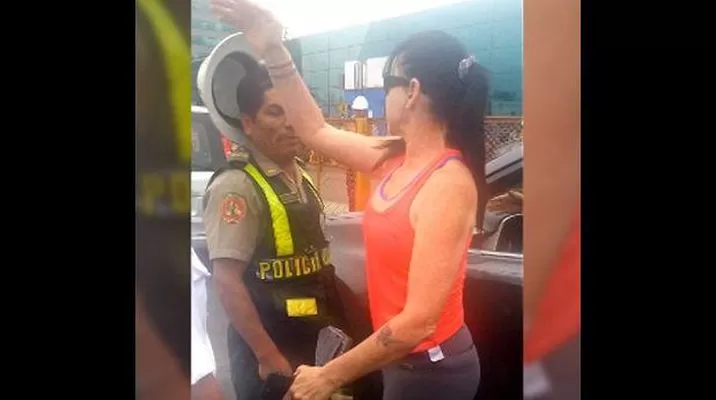 Mujer agresora de policía en el aeropuerto Jorge Chávez. Imagen: El Comercio Mujer agresora de policía en el aeropuerto Jorge Chávez. Imagen: El Comercio