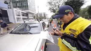 Operativo de tránsito a taxis informales. Foto: Andina