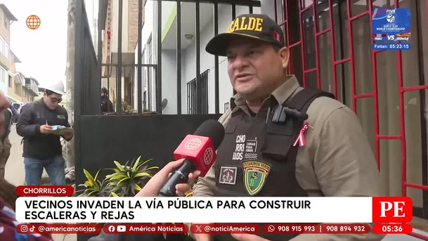 Vecinos invaden la vía pública para construir escaleras y rejas en Chorrillos. Foto: América Noticias