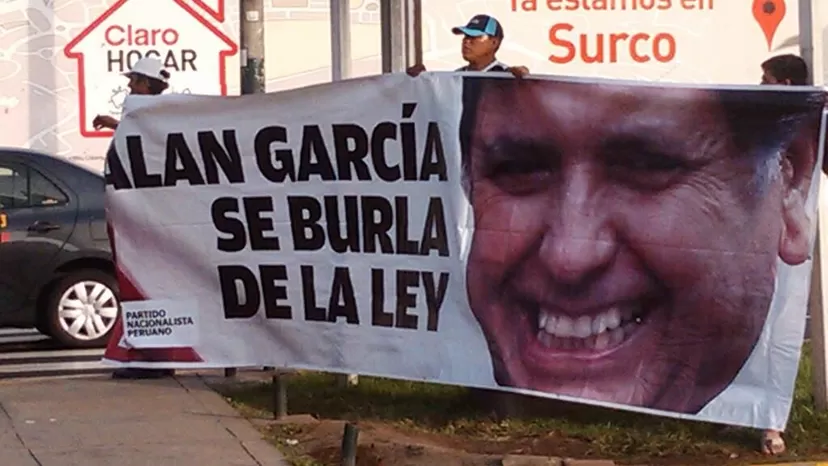 Nacionalistas colocan carteles contra Alan García en puentes de la Vía Expresa