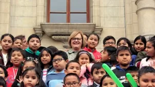 Nancy Lange, primera dama de la Nación, posa junto a niños del Perú. (v