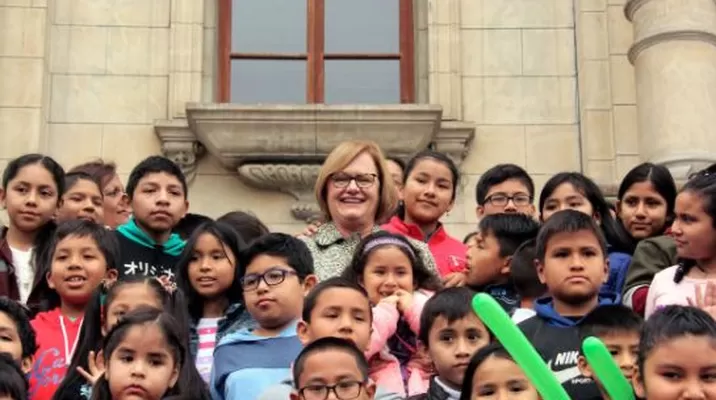 Nancy Lange, primera dama de la Nación, posa junto a niños del Perú. (v Nancy Lange, primera dama de la Nación, posa junto a niños del Perú. (v