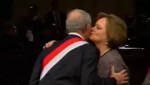 Nancy Lange recibió a PPK en la catedral con este tierno beso