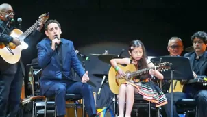 El tenor peruano cantó en la segunda parte del recital acompañado de la orquesta y el coro juvenil de "Sinfonía por el Perú"