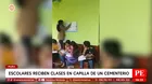 Niños estudian en un cementerio en Piura