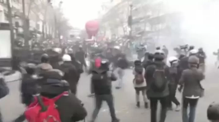 Continúan las protestas en Francia / Foto: Canal N Continúan las protestas en Francia / Foto: Canal N