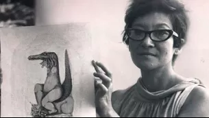 - Retrato de Tilsa Tsuchiya con una de sus obras, c. 1980.