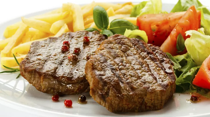 Una dieta saludable recomienda "el consumo de un máximo de dos días a la semana de carne roja". Foto: Referencial Una dieta saludable recomienda "el consumo de un máximo de dos días a la semana de carne roja". Foto: Referencial