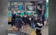 Los Olivos: Chofer de bus y cobradora se enfrentaron a vendedores extranjeros - Noticias de chofer