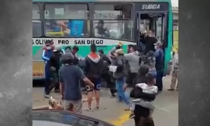 Los Olivos: Chofer de bus y cobradora se enfrentaron a vendedores ...