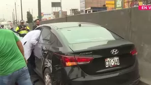 Los Olivos: Choque entre camión y auto frente a centro comercial. Foto y video: Canal N