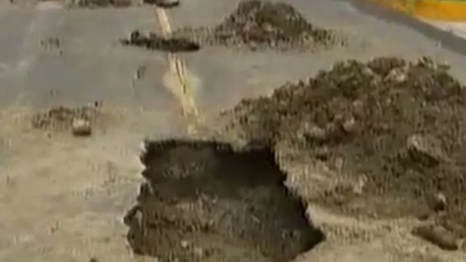 Pista luce con hoyos ante debilitamiento del asfalto. Foto: captura de TV