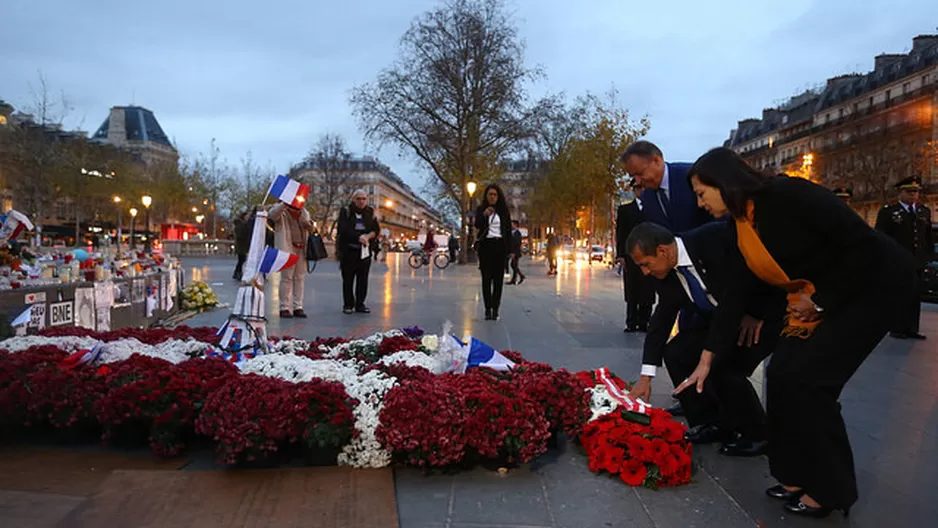 Ollanta Humala acudió a la histórica Plaza de la República para dejar un arreglo floral en memoria de las víctimas. Foto: Presidencia de la República