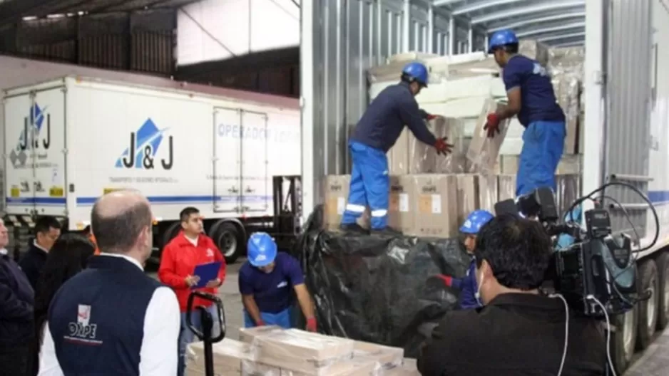 Los buses partieron hacia las zonas más alejadas del país con material electoral. Foto: Andina