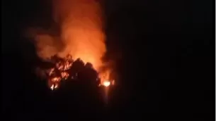 Desde anoche, se reportó un incendio en la falda de uno de los cerros de Chontabamba. / Video: Canal N