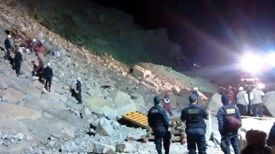 Oyón: Hasta el momento 3 personas fueron rescatadas de miniván sepultada