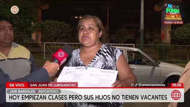 Padres duermen fuera de colegio por vacantes en San Juan de Lurigancho. Foto: América Noticias