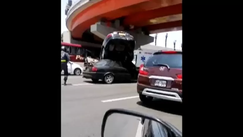 Panamericana Sur: Auto quedó encima de otro vehículo a la altura del puente El Derby