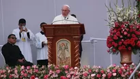 El papa Francisco celebró una multitudinaria misa en la Base Aérea Las Palmas