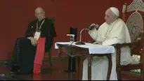 El papa Francisco durante la conversaci&oacute;n con los obispos. A su lado, el cardenal Juan Luis Cipriani. Foto: Infobae