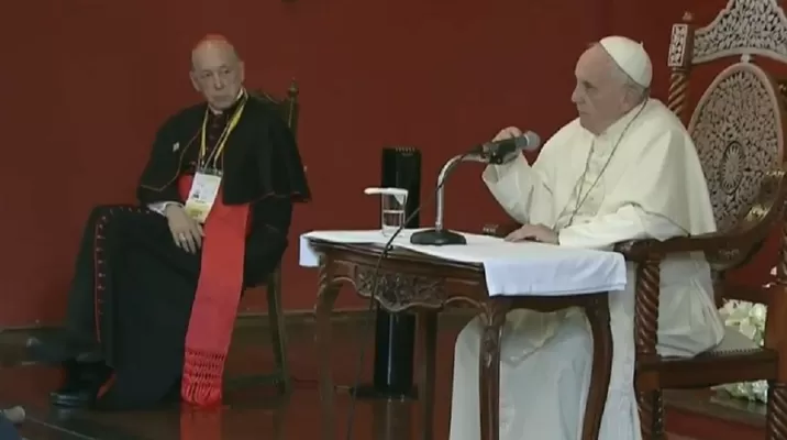 El papa Francisco durante la conversación con los obispos. A su lado, el cardenal Juan Luis Cipriani. Foto: Infobae El papa Francisco durante la conversación con los obispos. A su lado, el cardenal Juan Luis Cipriani. Foto: Infobae