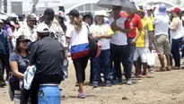 Sacerdotes improvisaron espacios para realizar la confesión. Foto: Agencia Andina