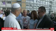 Papa León XIV deja hospital Gemelli y saluda a fieles