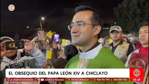 Papa León XIV dona mitra papal a parroquia de Chiclayo. Foto: América Noticias Papa León XIV dona mitra papal a parroquia de Chiclayo. Foto: América Noticias