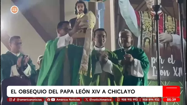 Papa León XIV dona mitra papal a parroquia de Chiclayo. Foto: América Noticias Papa León XIV dona mitra papal a parroquia de Chiclayo. Foto: América Noticias