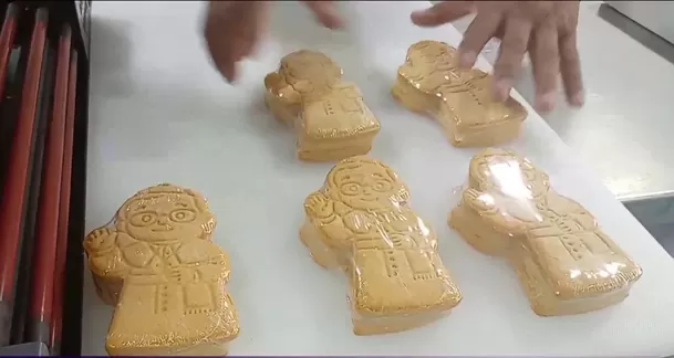 Lambayeque sorprendió con una singular creación gastronómica: un king kong con la silueta del papa León XIV. El producto, bautizado como “Dulce Bendición”, agotó su primer lote y ya recibe pedidos desde distintas regiones del país. Foto: Canal N Lambayeque sorprendió con una singular creación gastronómica: un king kong con la silueta del papa León XIV. El producto, bautizado como “Dulce Bendición”, agotó su primer lote y ya recibe pedidos desde distintas regiones del país. Foto: Canal N