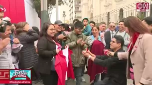 Pidió matrimonio en medio de los preparativos para el inicio de la Gran Parada Militar por Fiestas Patrias / Video: América Noticias