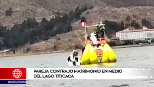 Pareja contrajo matrimonio en medio del Lago Titicaca