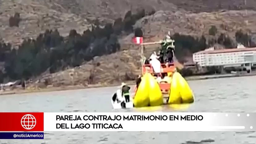 Pareja contrajo matrimonio en medio del Lago Titicaca