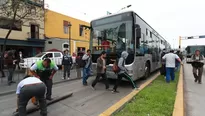 Bus del Metropolitano tuvo una avería y pasajeros quedaron varados. Foto: El Comercio