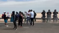 Vehículos de salida del Perú y de ingreso a Chile se encuentran varados mientras migrantes bloquean la vía / Captura: Canal N 