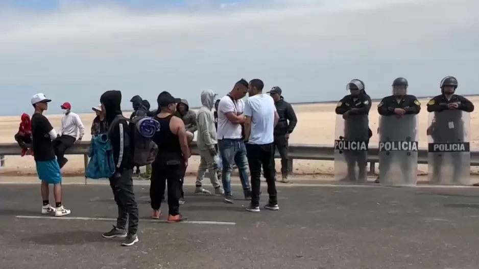 Vehículos de salida del Perú y de ingreso a Chile se encuentran varados mientras migrantes bloquean la vía / Captura: Canal N 