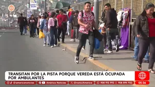 Peatones usan pista en puente Abancay por vereda ocupada. Foto y video: América Noticias