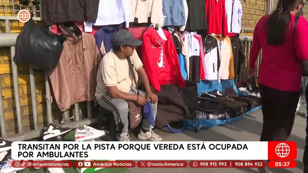 Peatones usan pista en puente Abancay por vereda ocupada. Foto: América Noticias Peatones usan pista en puente Abancay por vereda ocupada. Foto: América Noticias