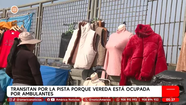 Peatones usan pista en puente Abancay por vereda ocupada. Foto: América Noticias Peatones usan pista en puente Abancay por vereda ocupada. Foto: América Noticias