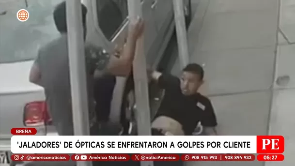 Violenta pelea entre jaladores de ópticas alarma a vecinos de Breña. Foto: América Noticias Violenta pelea entre jaladores de ópticas alarma a vecinos de Breña. Foto: América Noticias