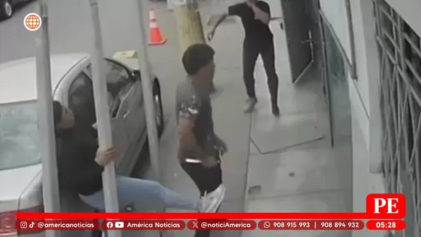 Violenta pelea entre jaladores de ópticas alarma a vecinos de Breña. Foto: América Noticias Violenta pelea entre jaladores de ópticas alarma a vecinos de Breña. Foto: América Noticias