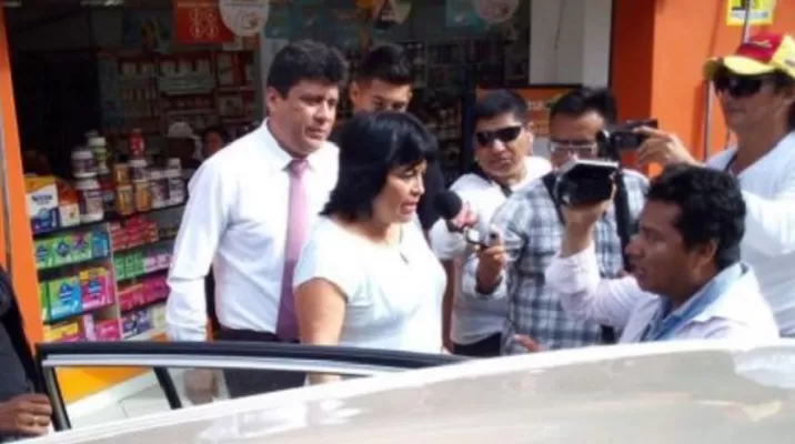 Congresista Esther Saavedra agredió a un periodista en Tarapoto. Foto: Andina Congresista Esther Saavedra agredió a un periodista en Tarapoto. Foto: Andina