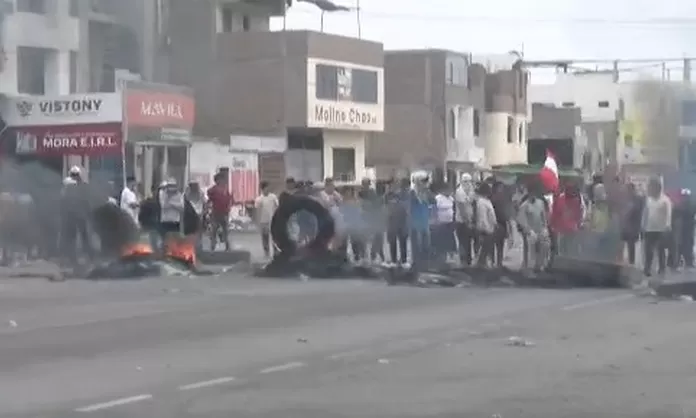 Tramo De La Panamericana Norte En Chao Permanece Bloqueada