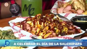 A celebrar el día de la salchipapa. Foto y video: Domingo al día