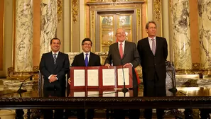 Durante la ceremonia realizada en Palacio de Gobierno, también estuvieron los ministros de Economía y de Producción / Foto: Andina